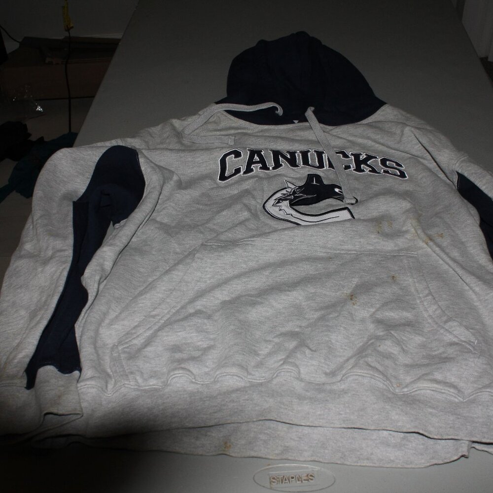 Grey Vancover Canuscks Sweater Size XL New